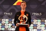 مراسم اهدای جایزه بهترین بازیکن جوان لیگ ملت های اروپا به فرانکی دی یونگ