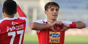 فرشاد احمدزاده بازیکن سابق تیم فوتبال پرسپولیس صبح امروز با حضور در باشگاه قرارداد خود را به صورت رسمی با این تیم امضا کرد.