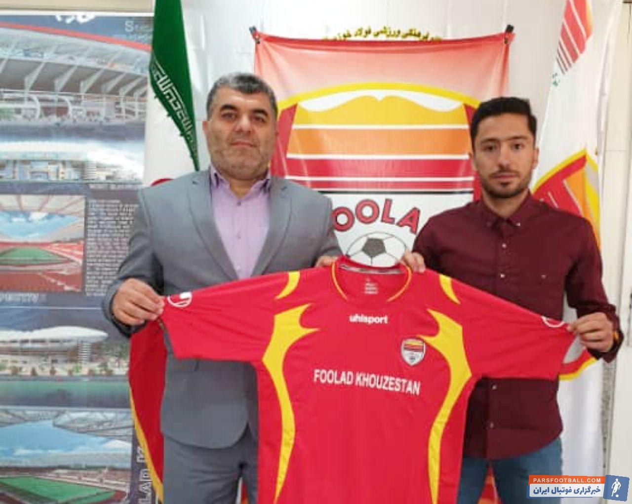 علی اصغر عاشوری در گذشته سابقه بازی در فولاد را داشت دوباره به این تیم بازگشت علی اصغر عاشوری پس از توافق نهایی به صورت رسمی قرارداد امضا کرد.