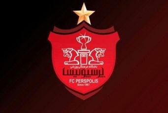 پرسپولیس ؛ تصویری از هوادار پرسپولیسی در حال خواندن نماز در ورزشگاه
