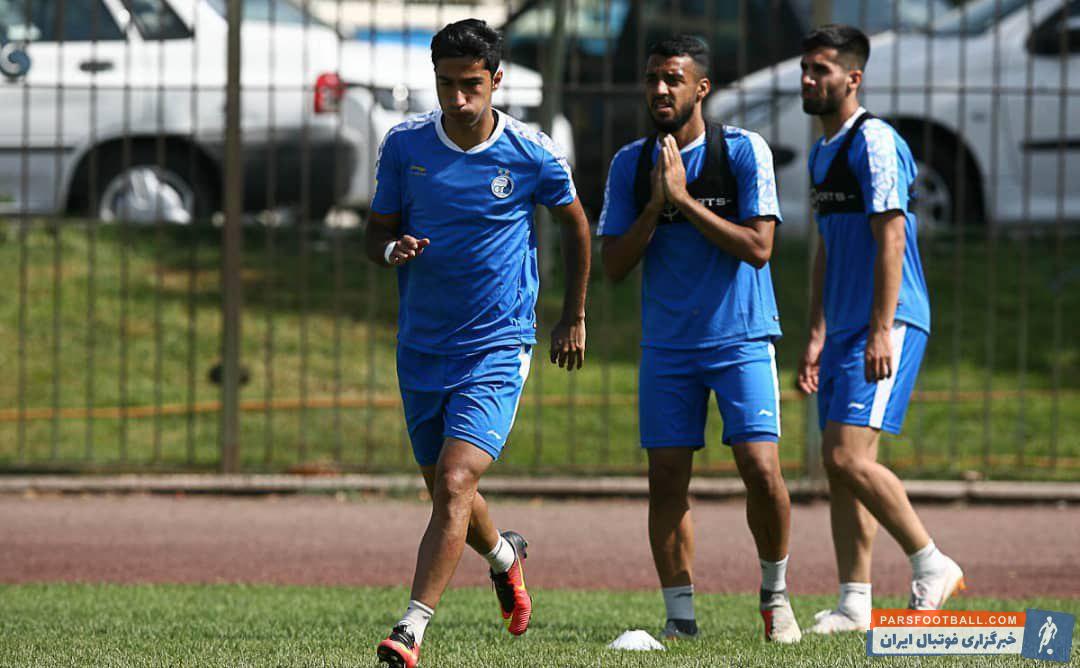 محسن کریمی بر خلاف فصل های گذشته این بار در تمرینات پیش فصل استقلال حضور دارد محسن کریمی تلاش می کند تا بعد از مدت ها دوباره خود را به هواداران اثبات کند .