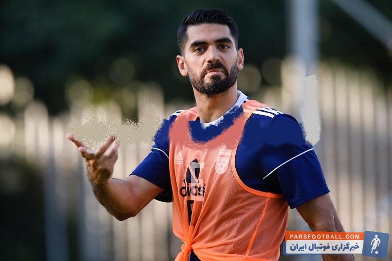 علی کریمی با استقلال برای یک سال دیگر حضور در این باشگاه توافق کرده است علی کریمی در مصاحبه میکسدزونی اول اردو هم شرکت نکرد تا پاسخی به سوالات ندهد.