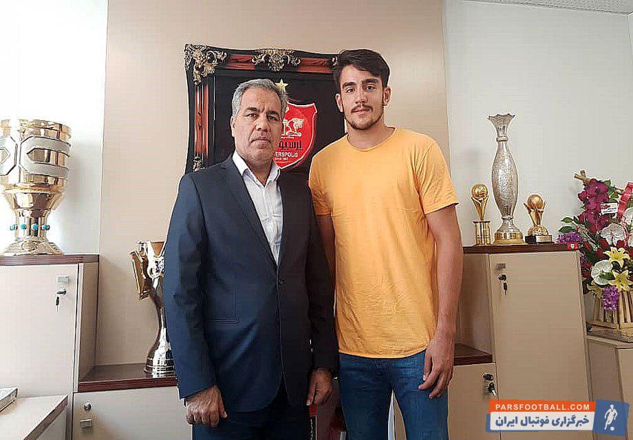 امیرحسین بیات دروازه بان سابق پیکان، صنعت نفت و بادران که ۲۱ ساله است و در لیست امید جای میگیرد، امروز پس از مذاکره با ایرج عرب به پرسپولیس پیوست.