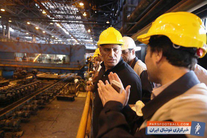 علیرضا منصوریان ، سرمربی تیم بزرگسالان نیز به نمایندگی از مجموعه تیم با آنها صحبت و از تلاش طاقت فرسای همه کارگران کارخانه تشکر کرد.