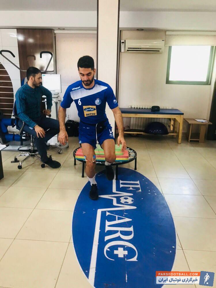 نکته جالب اینکه علی کریمی و اشکان دژاگه برخورد گرمی با هم داشتند علی کریمی و اشکان دژاگه که در تیم ملی سال ها تجربه بازی کنارهم را دارند.