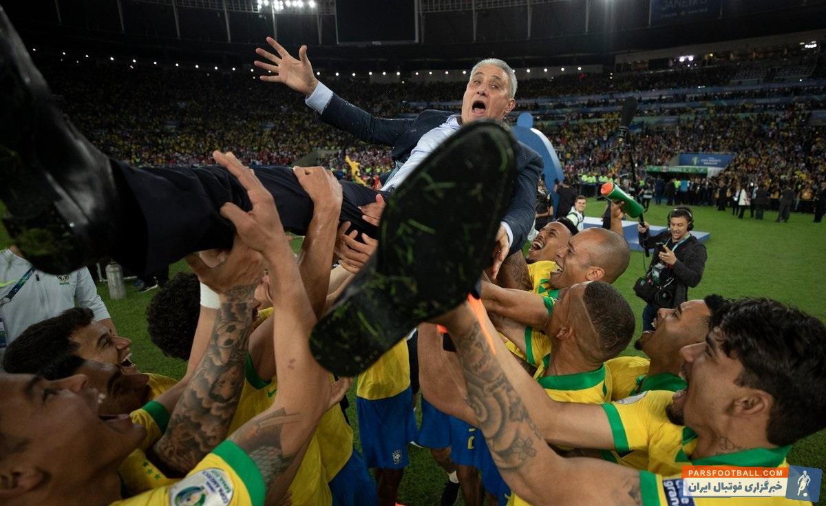 خوشحالی جالب تیم ملی برزیل با تیته را می بینید پس از این قهرمانی بازیکنان تیم ملی برزیل تیته را اینگونه به هوا پرت کردند و خوشحالی کردند.