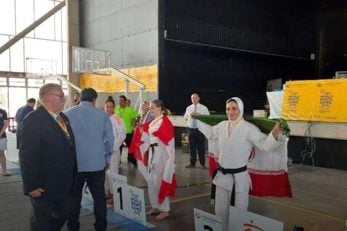 جودو ؛ دست ندادن آزیتا شکاری با مسؤول فنی مسابقات در مراسم اهدای مدال