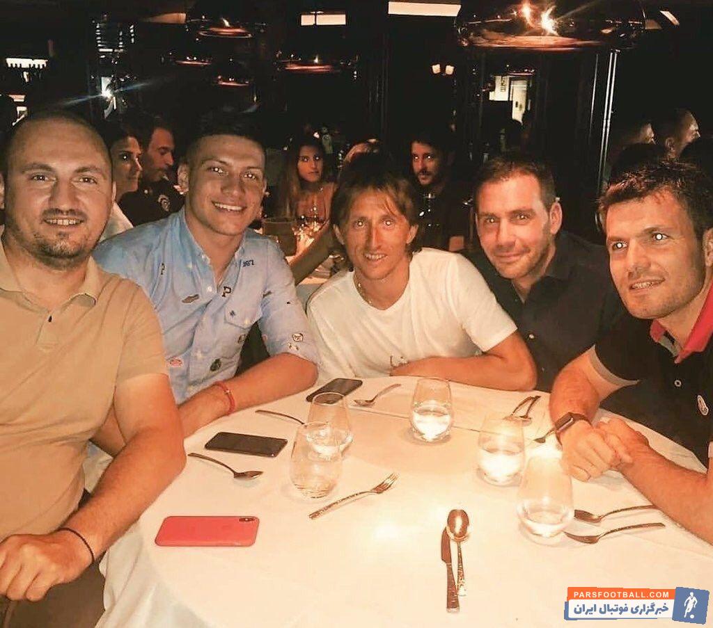 در پایان اولین روز از شروع فصل جدید تیم رئال مادرید، لوکا مودریچ برخورد گرمی با لوکا یوویچ داشت و آنها شام را در کنار هم صرف کردند.