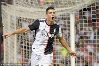 رونالدو ؛ تصویری از خوش و بش کریستیانو رونالدو با هوادار جوان یوونتوس