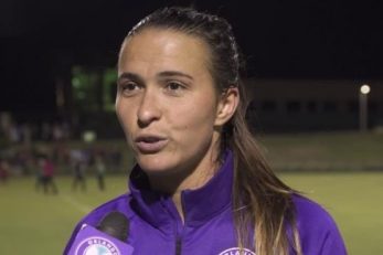 تصویری از کارسون پیکت مدافع اورلاندو در کنار کودک هوادار