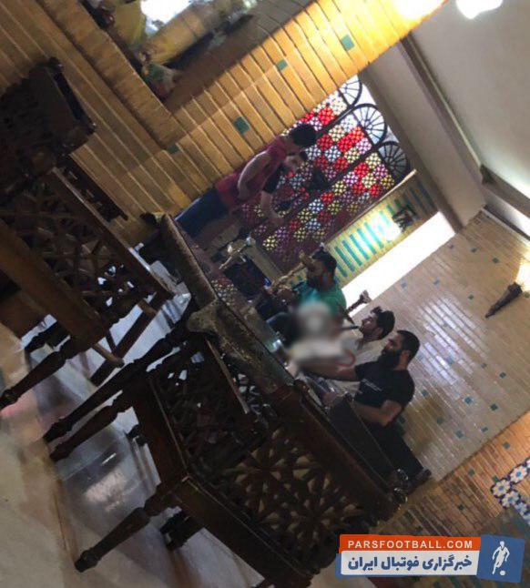 عمران زاده ؛ تصویری از حنیف عمران زاده در حال کشیدن قلیان