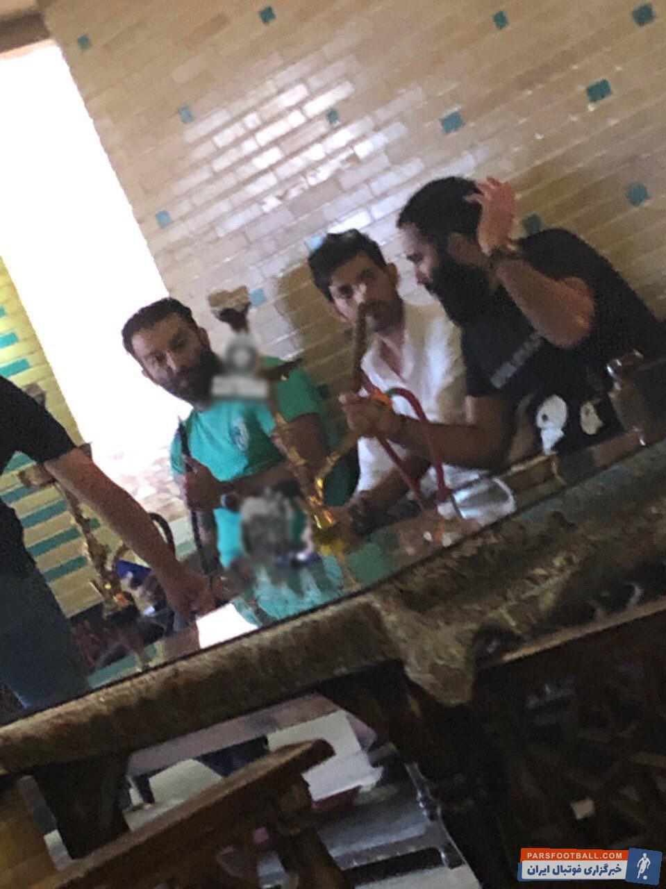 عمران زاده ؛ تصویری از حنیف عمران زاده در حال کشیدن قلیان