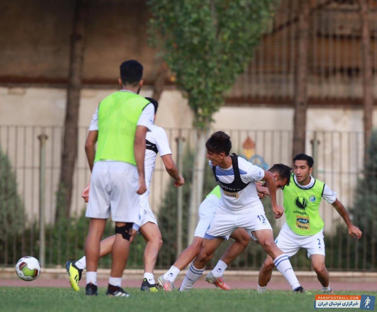 سجاد آقایی مهاجم جوان استقلال است سجاد آقایی دربازیهای ابتدایی پیش فصل و اردویی که استقلال در ترکیه برگزار کرد یکی از بازیکنان شاخص این تیم به شمار میرفت.