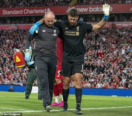 بدشانسی بزرگ مصدومیت آلیسون بود که در دقایق پایانی اتفاق افتاد آلیسون در حالی که قصد شروع بازی از مقابل دروازه را داشت، دچار پیچ خوردگی پا شد.