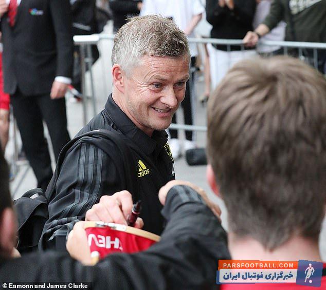 بازیکنان و کادر فنی منچستریونایتد برای انجام اولین دیدار فصل جدید لیگ برتر وارد هتل لوری شدند، هتلی که همیشه پیش از بازیهای خانگی خود در آن اردو میزنند.