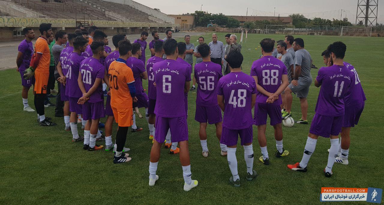 قبل از آغاز تمرین امروز میزبان هوشنگ نصیرزاده ، مدیرعامل این باشگاه بودند، پای صحبتهای نصیرزاده نشستند و گفتوگویی با او داشتند.