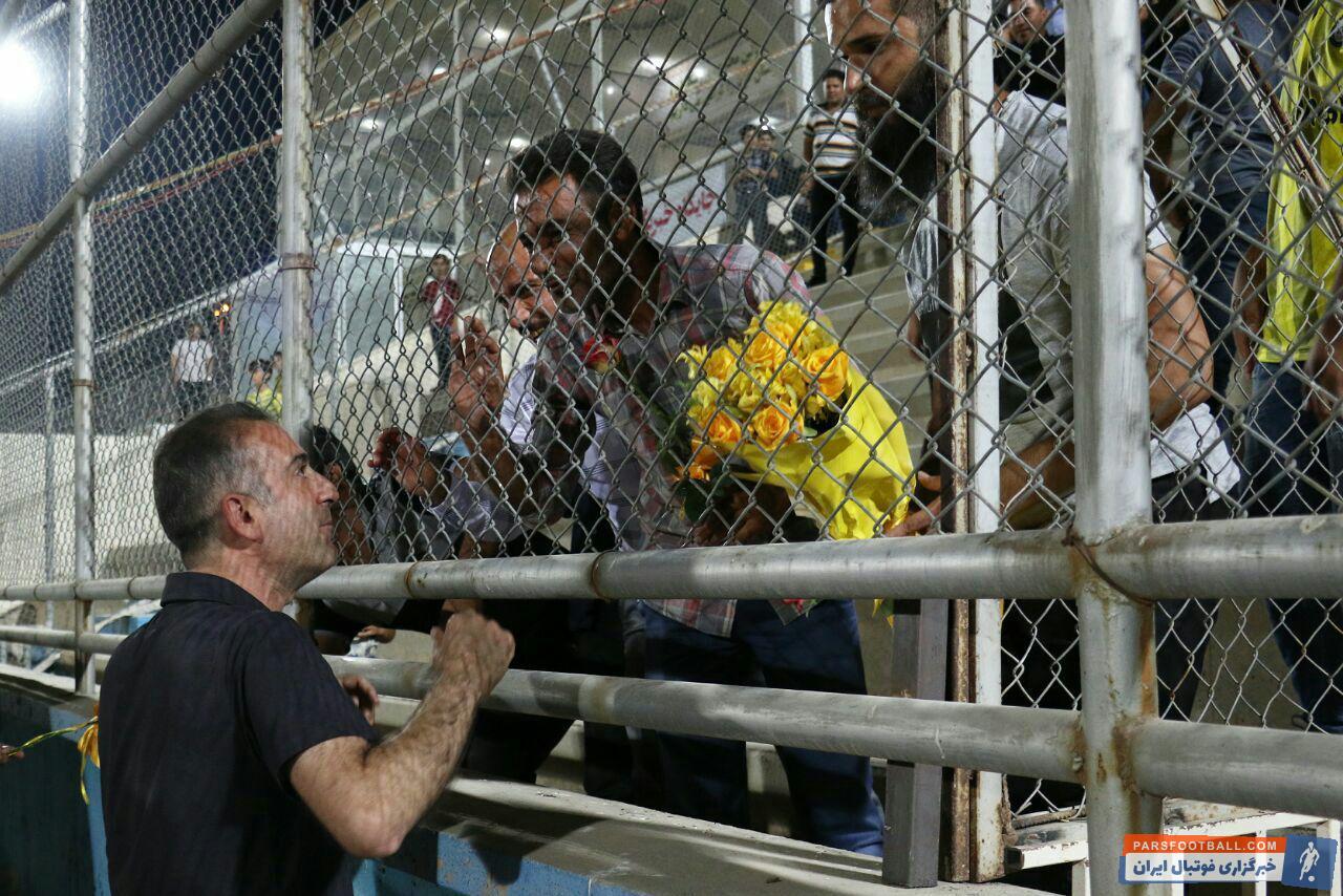 کمالوند در حاشیه تمرین دیروز دقایقی با هواداران تیمش به صحبت پرداخت در حاشیه این تمرین برخی هواداران با کمالوند درباره شرایط تیم به صحبت پرداختند.