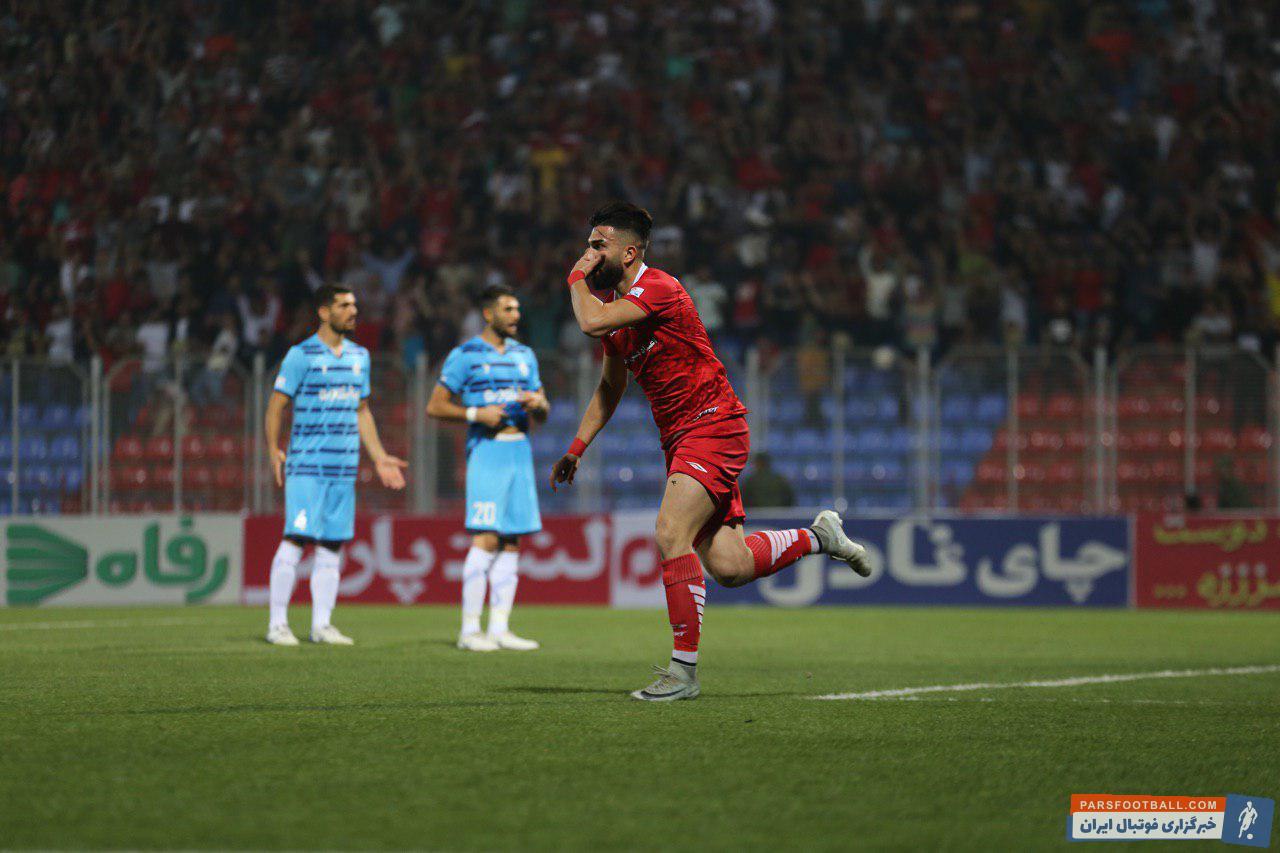 علی شجاعی مهاجم تیم فوتبال نساجی روی یک حمله سریع با یک ضربه سر دقیق گل سوم را زد و شادی گل جالبی را در ورزشگاه وطنی به نمایش گذاشت.