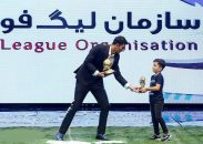 در صحنه ای جالب در مراسم برترین های فوتبال ایران در لیگ هجدهم پسر علیرضا بیرانوند دروازه بان پرسپولیس جایزه دستکش طلایی را به بیرانوند اهدا کرد.