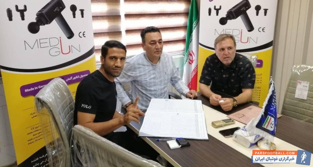  مسعود ریگی به تازگی با جدایی از شهر خودرو به جمع آبی‌پوشان اضافه شده ریگی اولین بازیکنی بود که برای عقد قرارداد در هیات فوتبال استان تهران حاضر شد.