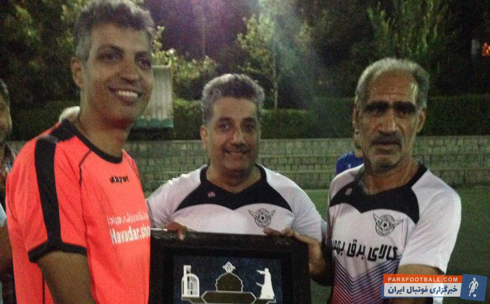 علیشاه طارمی پدر مهدی طارمی و شاهین بهرام نژاد گزارشگر تلویزیون لوح تجلیل از ۲۰ سال فعالیت ماندگار عادل فردوسیپور را به وی اهدا کردند.