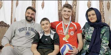 مهدی ؛ دیدار مهدی جلوه به همراه پدر و مادرش با حضرت آیت الله خامنه‌ای