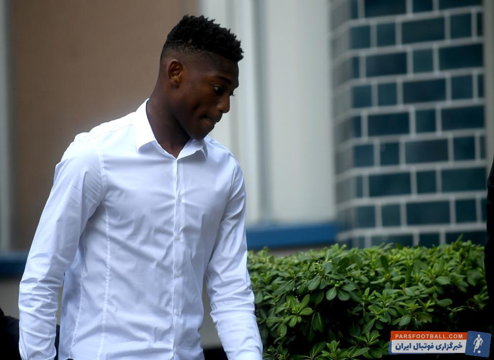 تلاش های سران میلان برای جذب یک مهاجم امروز به ثمر نشست و رافائل لیائو با قراردادی 5 ساله از این پس پیراهن روسونری را به تن خواهد کرد.