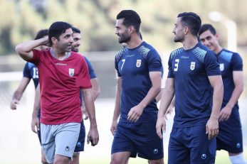 تمرین روز یکشنبه تیم ملی در حالی برگزار شد که احسان حاج صفی و مسعود شجاعی برخوردی صمیمانه با وحید هاشمیان دستیار ویلموتس داشتند.