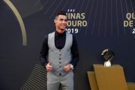 کریستیانو رونالدو بار دیگر به عنوان بهترین بازیکن سال فوتبال پرتغال انتخاب شده و با شرکت در این مراسم جایزه خود را دریافت کرد.