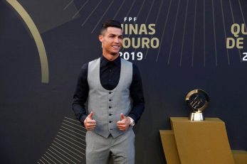 کریستیانو رونالدو بار دیگر به عنوان بهترین بازیکن سال فوتبال پرتغال انتخاب شده و با شرکت در این مراسم جایزه خود را دریافت کرد.