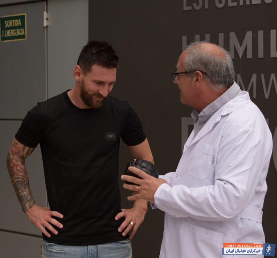 لیونل مسی روز گذشته در بارسلونا جایزه "Balon Educativo de Scholas" را دریافت کرد مسی جایزه ویژه پاپ فرانسیس رهبر کاتولیک های جهان را دریافت کرد.