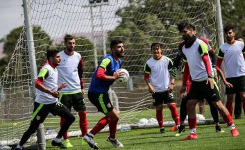  اعضای تیم تراکتور خود را برای دیدار با ذوب آهن در هفته سوم لیگ برتر آماده می‌کنند دنیزلی تمرینات مفرحی را برای شاگردانش در تراکتور در نظر گرفت.