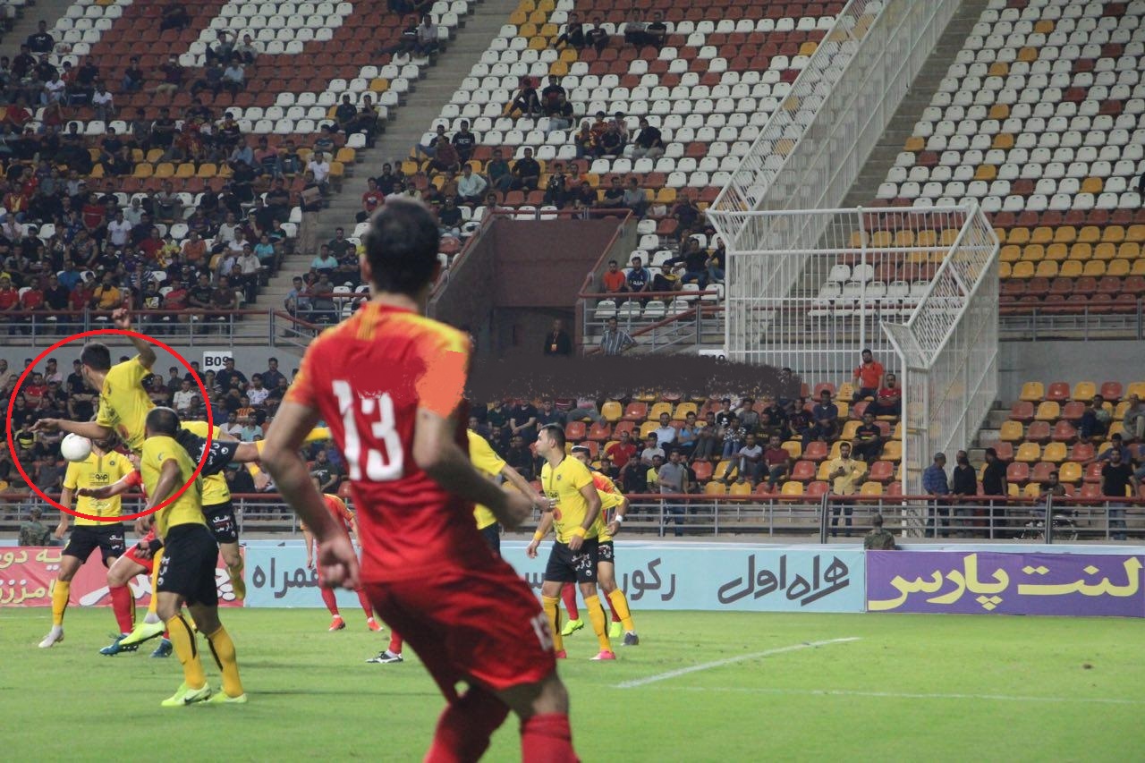 دقایقی از بازی فولاد و سپاهان با اعتراض شدید بازیکنان و اعضای فولاد به دو خطای پنالتی همراه بود که هیچ کدام البته خطا اعلام نشد.