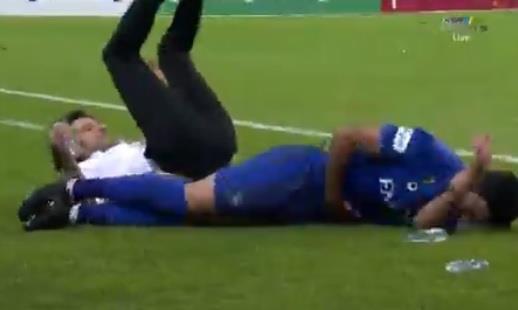 عمر الخریبین ستاره جنجالی خط حمله الهلال در بازی شب گذشته این تیم برابر الفیحا با تکل روی پای سرمربی پرتغالی حریف به سوژه این هفته لیگ عربستان تبدیل شد.