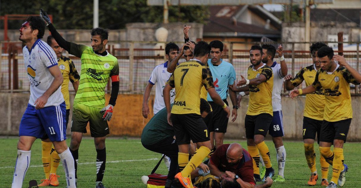 در بازی ملوان – خوشه طلایی برخورد دو بازیکن با هم می رفت یک اتفاق تلخ را رقم بزند که هوشیاری مربی خوشه طلایی موجب شد تا بازیکن مصدوم سلامت شود.