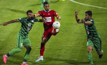 احسان حاج صفی یکی از این بازیکنان است که با نظر کادرفنی از پست مدافع چپ و هافبک میانی جدا شده و در پست وینگر راست ایفای نقش می کند.