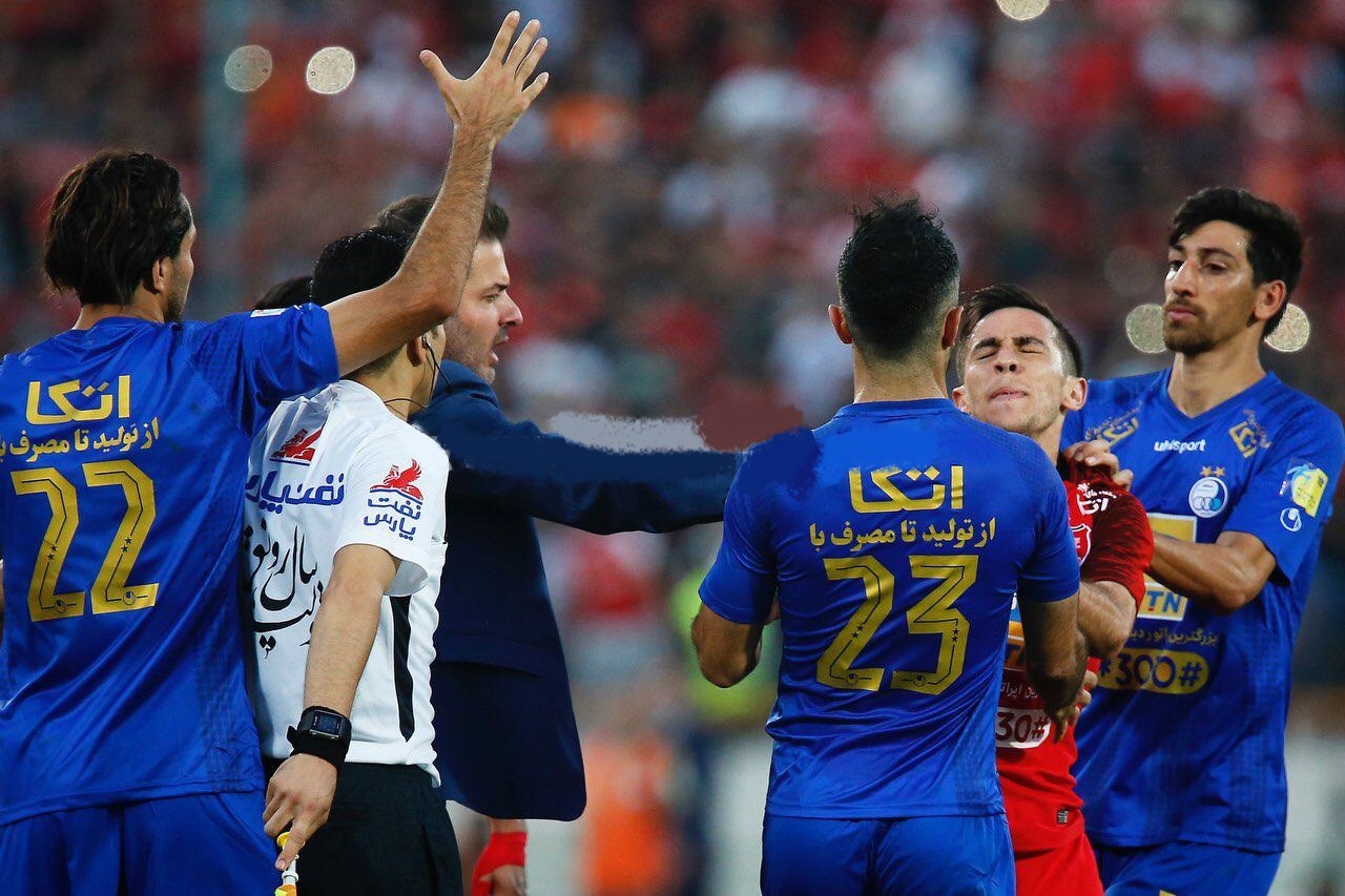 جنجال در دربی علی رغم وجود وجه منفی برای تماشاگران جذاب است. صحنه ای که نعمتی، یزدانی و احمدزاده کارگردان آن در دربی 90 بودند.