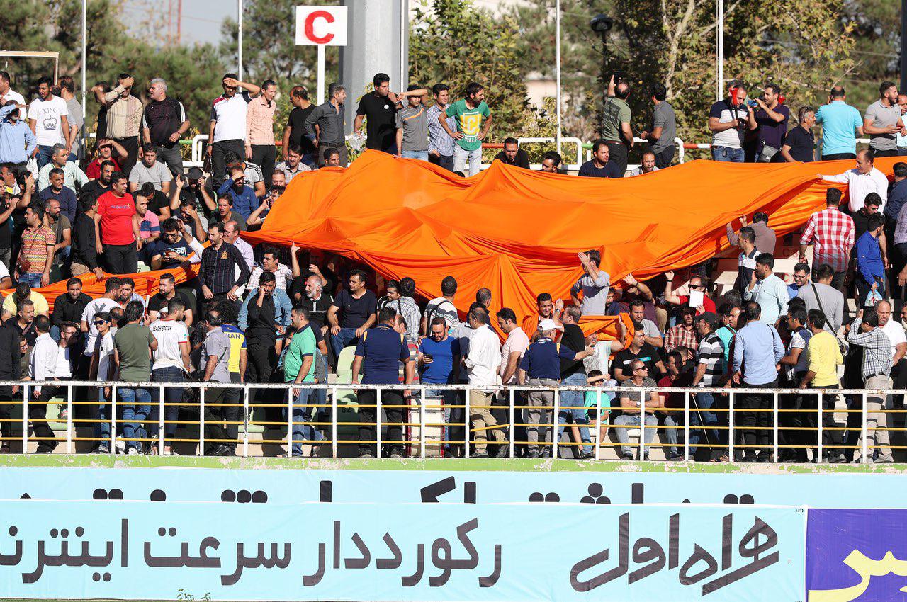 نکته قابل توجه در بازی دیروز حضور تعدادی از هواداران سایپا در ورزشگاه دستگردی بود. سایپا که معمولا در خانه هوادار چندانی ندارد.