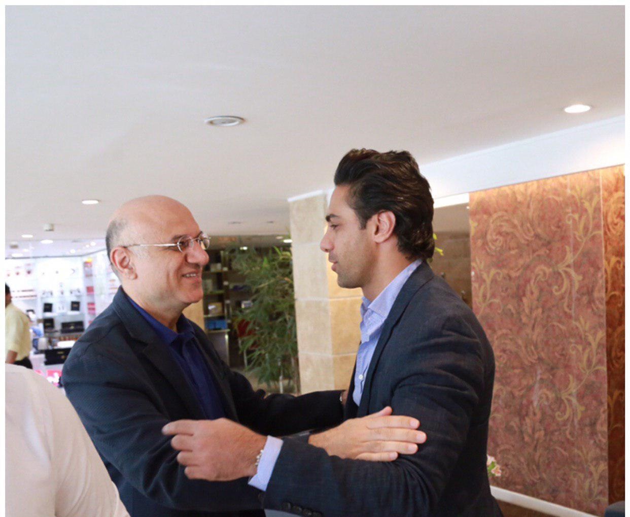 فرهاد مجیدی برخورد گرمی با مدیرعامل استقلال داشت فرهاد مجیدی امروز برای برگزاری جلسه با سرمربی های دو تیم استقلال و ذوب آهن راهی اصفهان شده است.