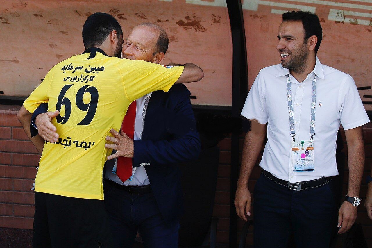 شایان مصلح در ابتدای بازی به سمت نیمکت پرسپولیس رفت و دیدار صمیمانه ای با محسن خلیلی، گابریل کالدرون و دیگر اعضای نیمکت داشت.