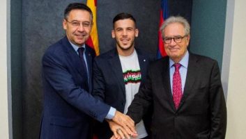 در قرارداد کارلس پرز بندی وجود داشت که اگر در 7 بازی حداقل 45 دقیقه بازی می کرد قراردادش تمدید می شد اما سران بارسا تصمیم گرفتند بیشتر منتظر نمانند.