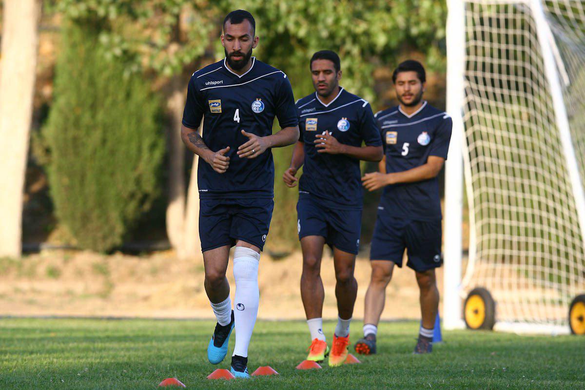 روزبه چشمی قبل از ماه محرم و صفر مراسم نامزدی خود را برگزار کرده است و به همین دلیل هم روزبه چشمی روز گذشته با حلقه در تمرین استقلال حاضر شد.