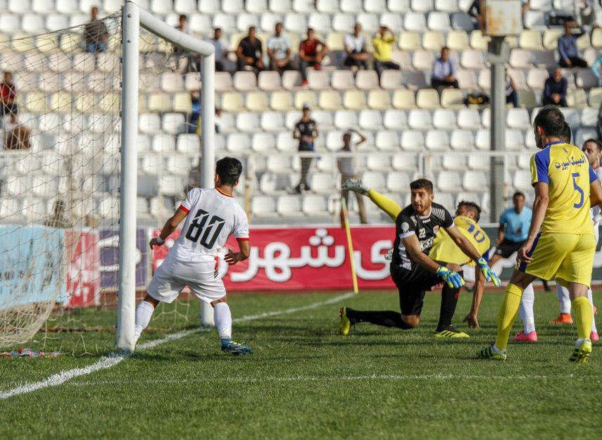 میلاد غریبی که چند سال قبل و در نبرد سایپا- سپاهان آنقدر خوش درخشید میلاد غریبی علاوه بر پیروزی2-1 تیمش برابر سپاهان نام خود را در فوتبال ایران جا بیندازد.