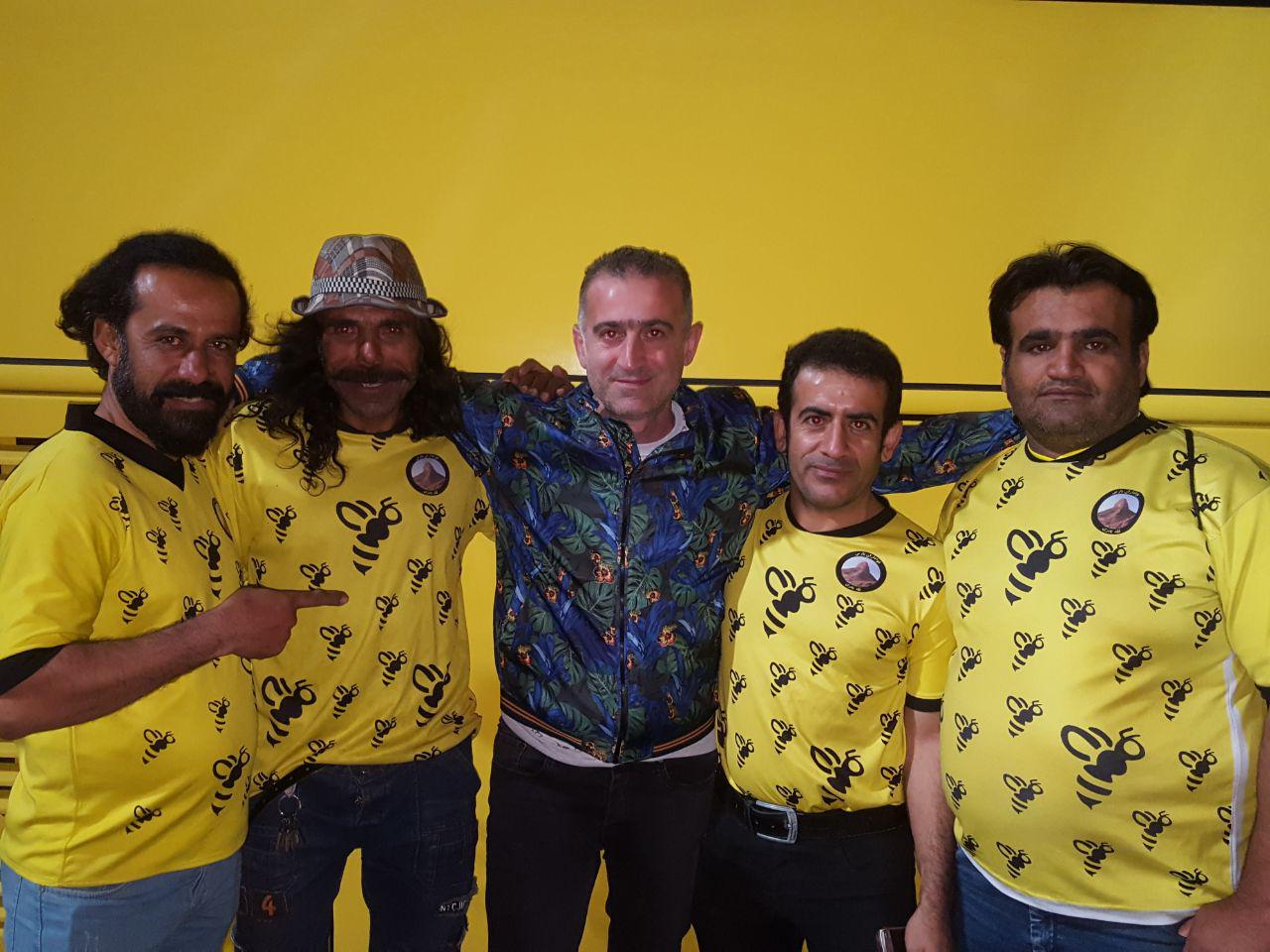 این هواداران همچنین با فراز کمالوند نیز خوش و بش صمیمانه ای داشتند کمالوند سرمربی پارس هم ضمن تشکر حضوری از آنها عکسی یادگاری گرفت.