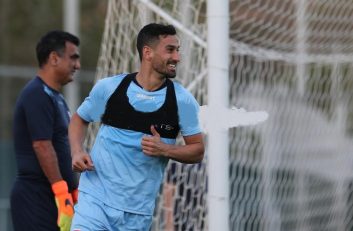 در صورتی که احسان حاج صفی ۴۳ بازی ملی دیگر انجام دهد، به رکورد جواد نکونام خواهد رسید حاج صفی این فصل عملکرد بسیار خوبی با تراکتور داشته.