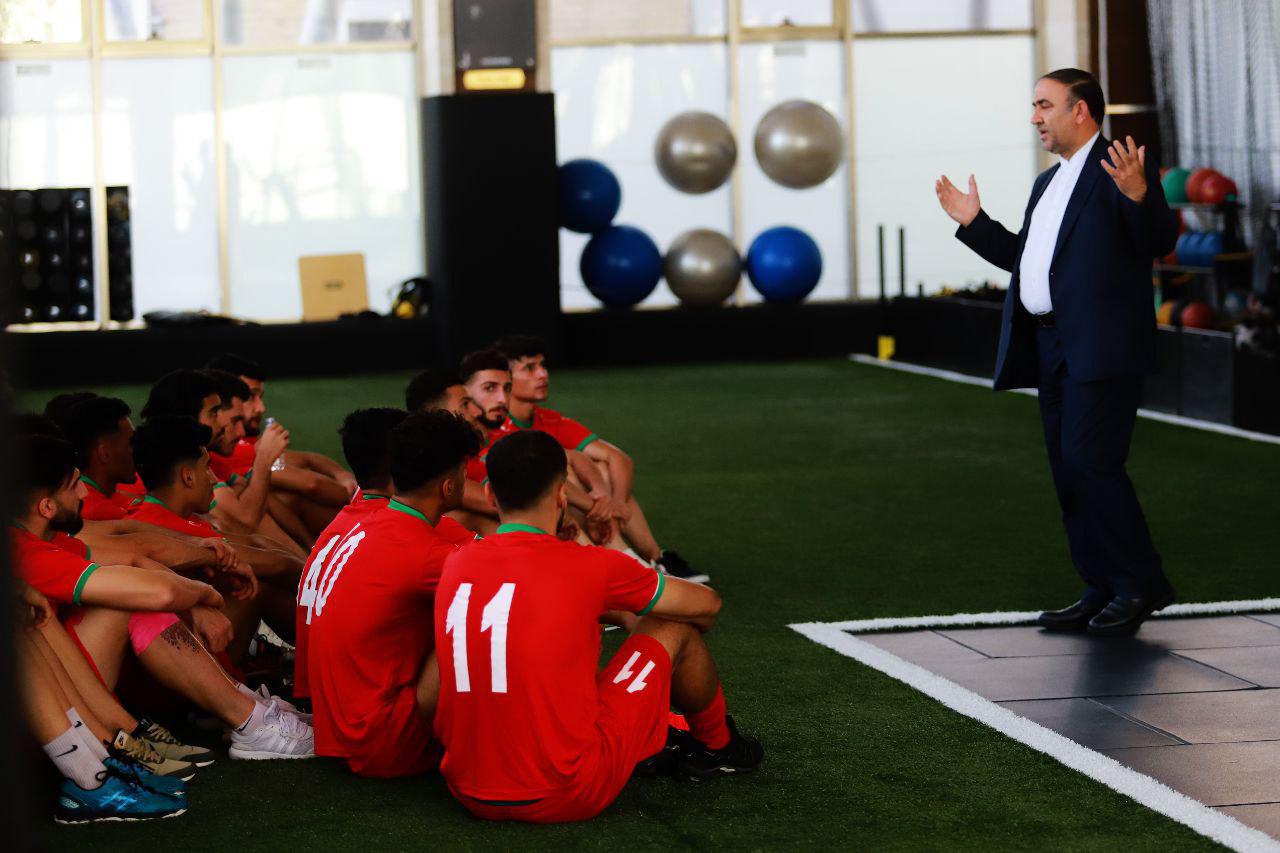 اسماعیل حسن زاده رییس کمیته انضباطى است اسماعیل حسن زاده بعد از تمرین بازیکنان تیم امید در جمع بازیکنان و اعضاى کادر فنى این تیم حضور یافت.