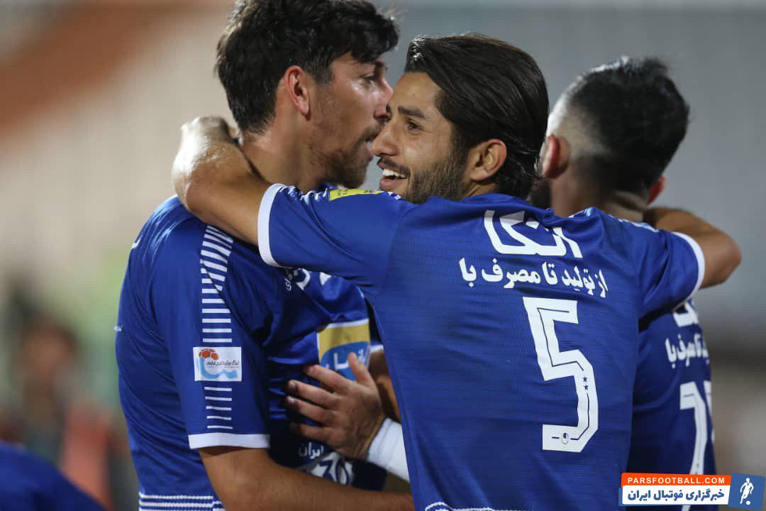 عارف غلامی مدافع استقلال با وجود حضور در بازی با استرالیا در ترکیب تیم امید باز هم برای بازی با فجرسپاسی نیمکت نشین نشد و در ترکیب اصلی آبیها به میدان رفت.