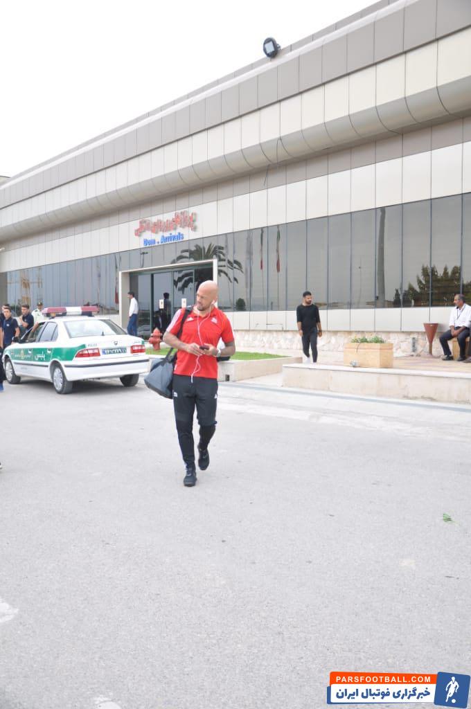 سرخپوشان تراکتور که فردا در مقابل نساجی به میدان خواهند رفت، صبح امروز با پرواز اختصاصی راهی ساری شدند اعضای تراکتور در مرکز استان مازندران مستقر می شوند.