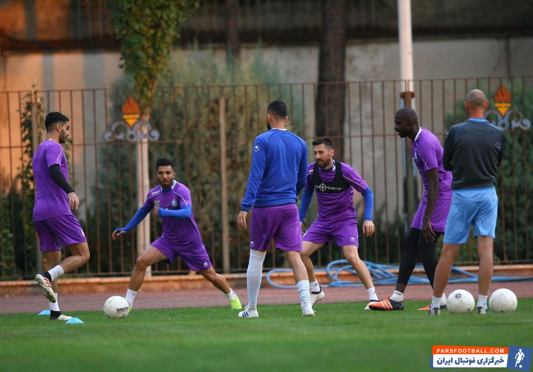 علی کریمی بعد از بازی با فجر به تمرین استقلال برگشته است علی کریمی آماده است تا بعد از یک بازی غیبت به ترکیب این تیم برای بازی با سایپا اضافه شود.