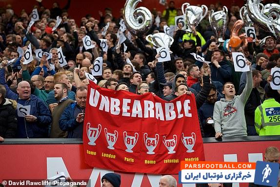 پیش از آغاز بازی هواداران لیورپول حاضر در اولدترافورد با به نمایش درآوردن نشان هایی از ششمین قهرمانی در لیگ قهرمانان با هواداران حریف کری خواندند.